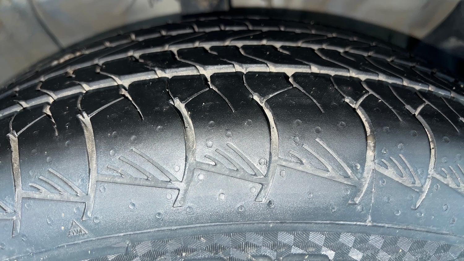 Used 2022 Hyundai Alcazar Platinum (O) 7 Seater 1.5 Diesel AT Diesel Automatic tyres RIGHT FRONT TYRE TREAD VIEW
