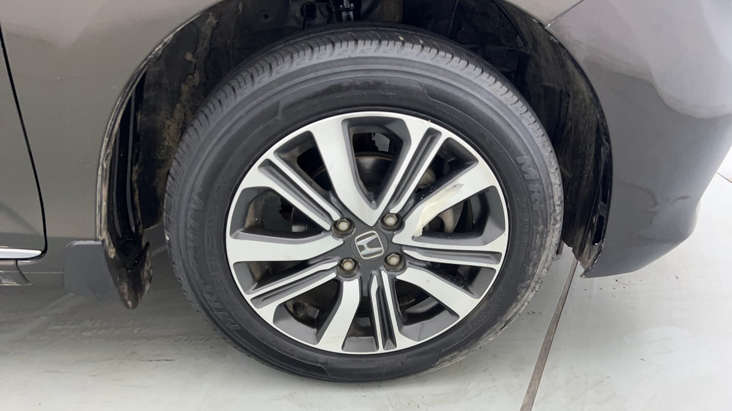 Used 2023 Honda Amaze VX 1.2 Petrol CVT Petrol Automatic tyres RIGHT FRONT TYRE RIM VIEW