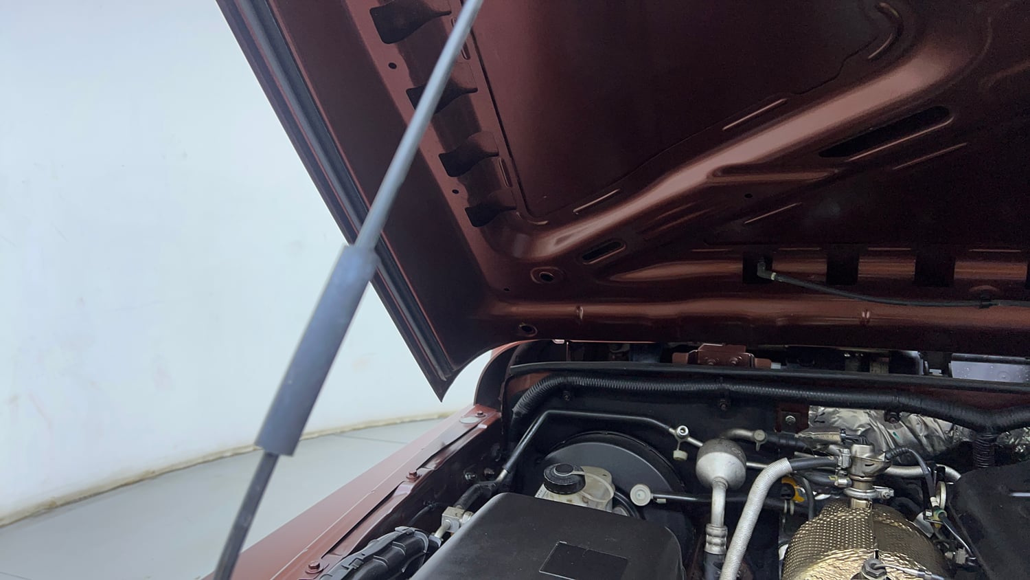 Used 2022 mahindra Thar LX Hard Top Diesel AT 4WD Diesel Automatic engine ENGINE RIGHT SIDE HINGE & APRON VIEW