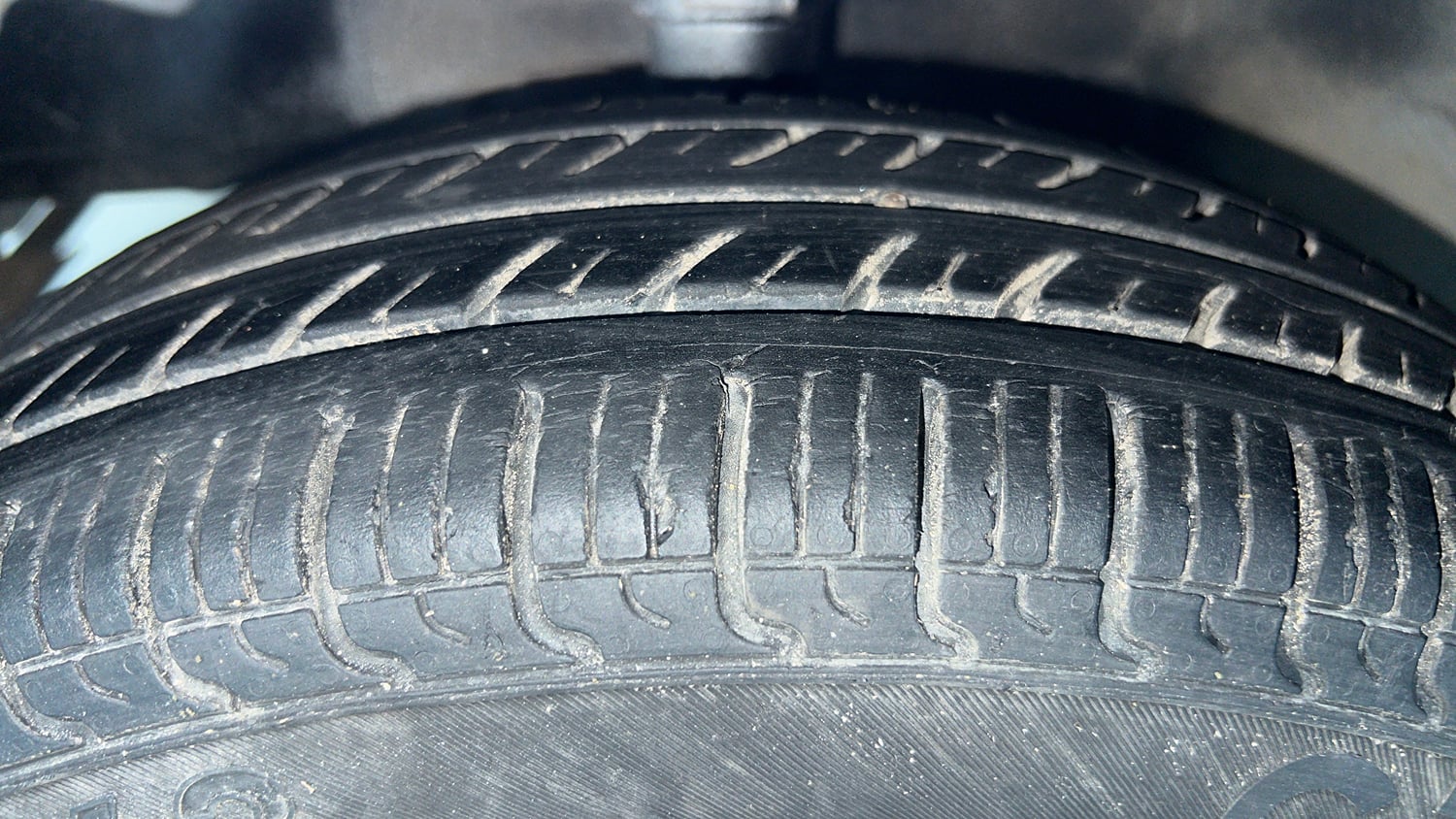 Used 2016 Hyundai Eon Era + Petrol Manual tyres LEFT FRONT TYRE TREAD VIEW