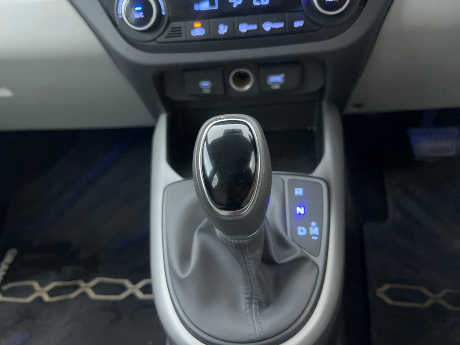 Used 2024 Hyundai Grand i10 Nios Sportz 1.2 Kappa AMT Petrol Automatic interior GEAR  KNOB VIEW