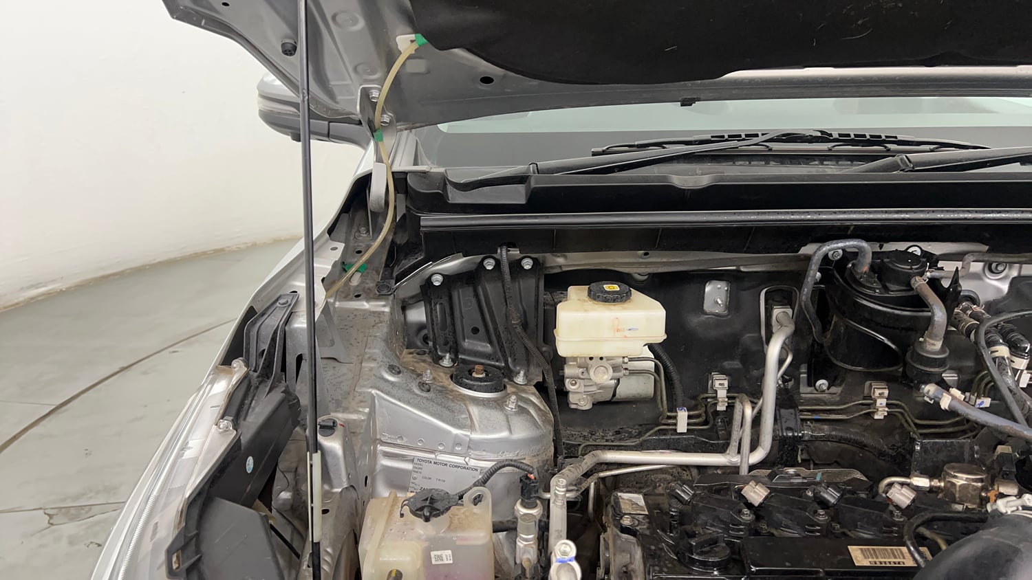 Used 2023 Toyota Innova Hycross VX Hybrid 8 STR Hybrid Automatic engine ENGINE RIGHT SIDE HINGE & APRON VIEW