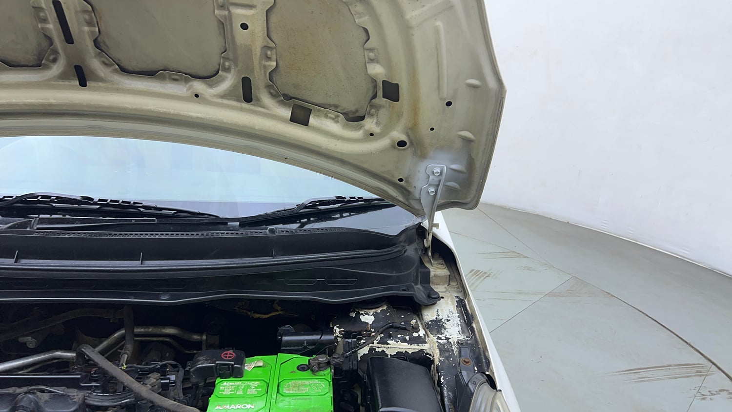 Used 2013 Hyundai i20 Sportz 1.2 Petrol Manual engine ENGINE LEFT SIDE HINGE & APRON VIEW