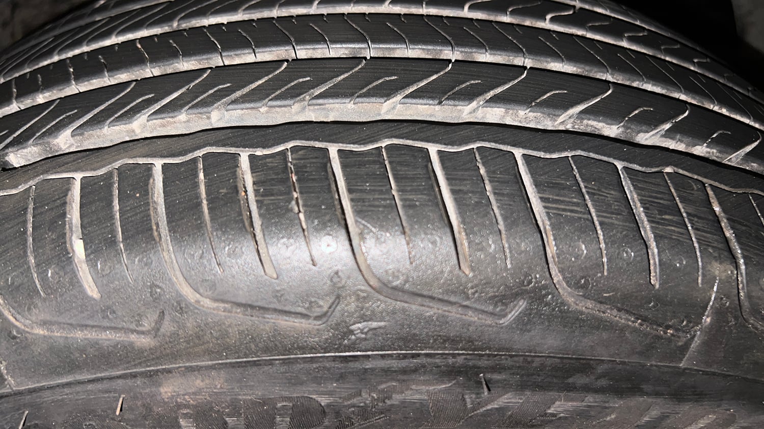 Used 2024 Maruti Suzuki Fronx Alpha 1.0L Turbo 6 AT Petrol Automatic tyres RIGHT FRONT TYRE TREAD VIEW