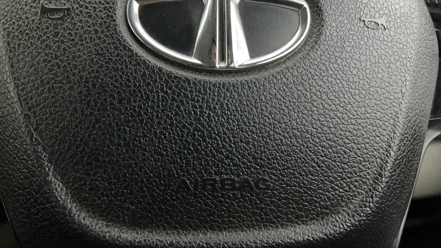 Used 2019 Tata Tiago Revotron XZ w/o Alloy Petrol Manual top_features Airbags