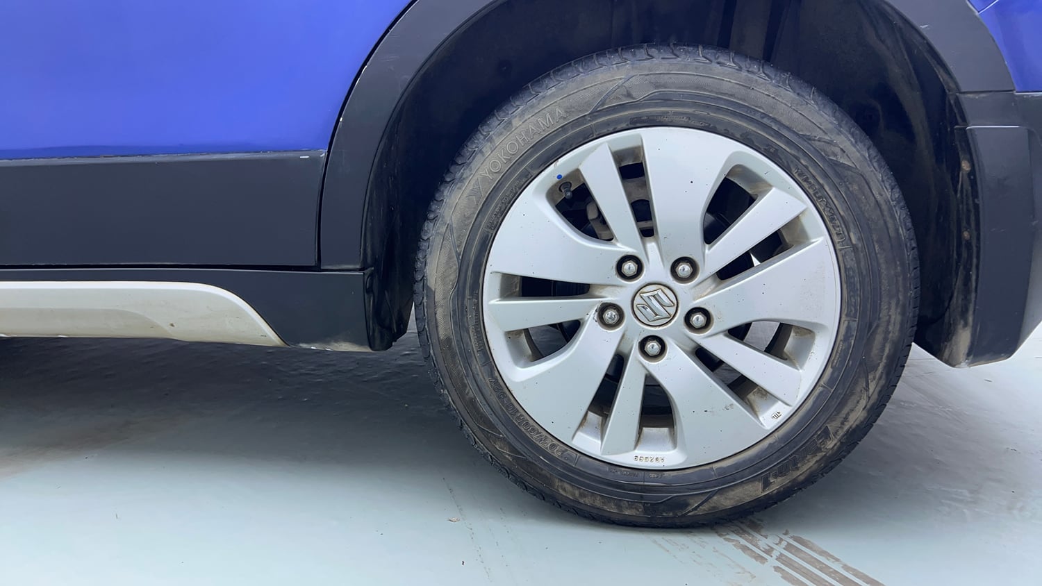 Used 2015 Maruti Suzuki S-Cross Alpha 1.6 Diesel Manual tyres LEFT REAR TYRE RIM VIEW