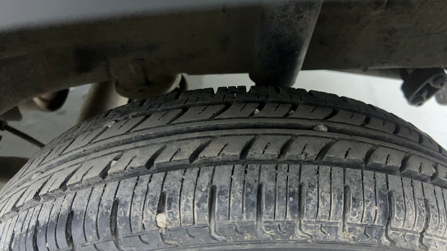 Used 2017 Renault Kwid 1.0 RXT AMT Petrol Automatic tyres LEFT REAR TYRE TREAD VIEW