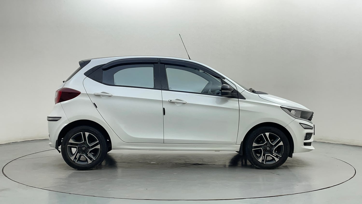 Used 2021 Tata Tiago XZ Plus Dual Tone Petrol Manual exterior RIGHT SIDE VIEW