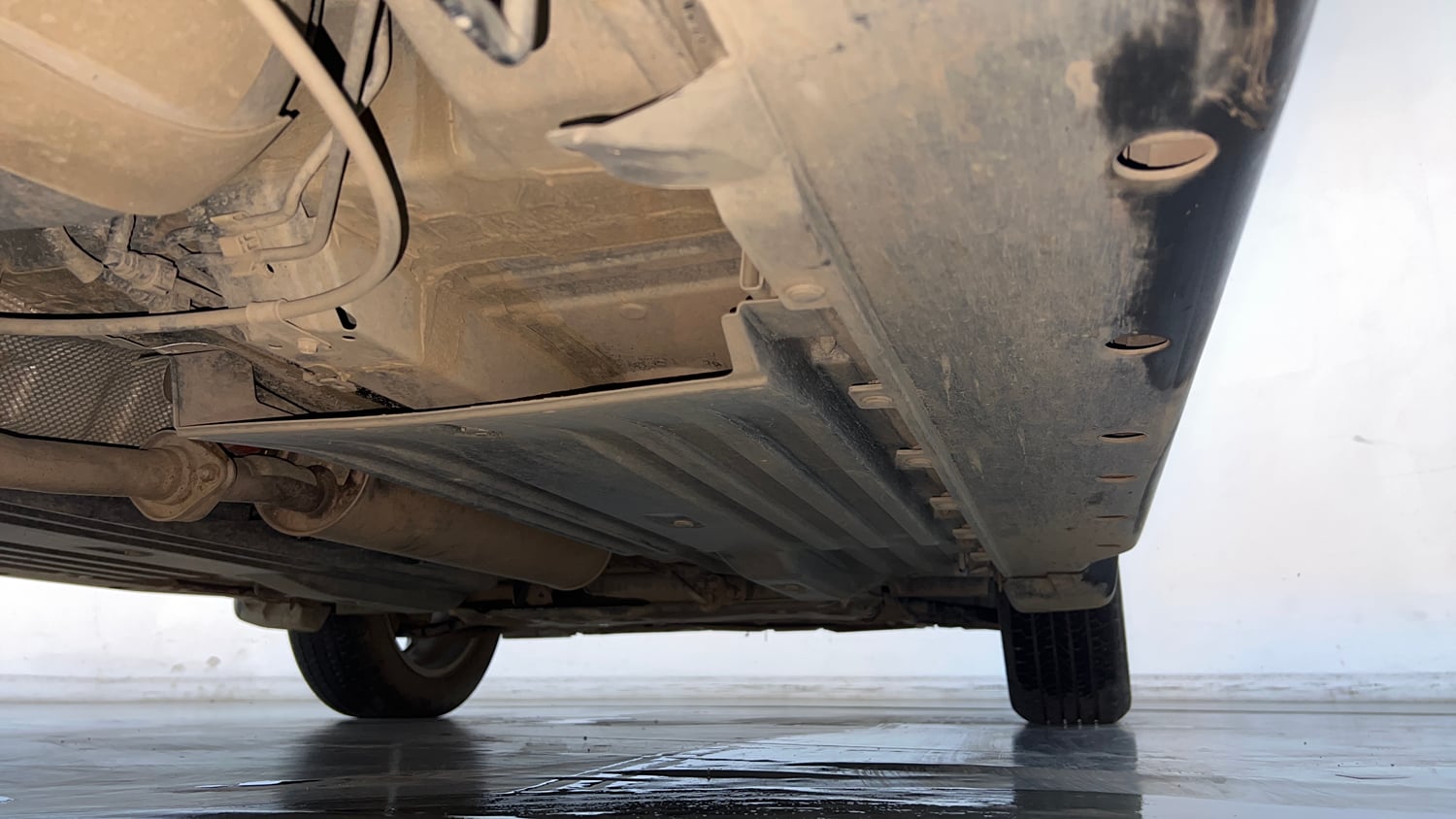 Used 2023 Maruti Suzuki Grand Vitara Alpha Smart Hybrid AT Petrol Automatic extra REAR RIGHT UNDERBODY VIEW