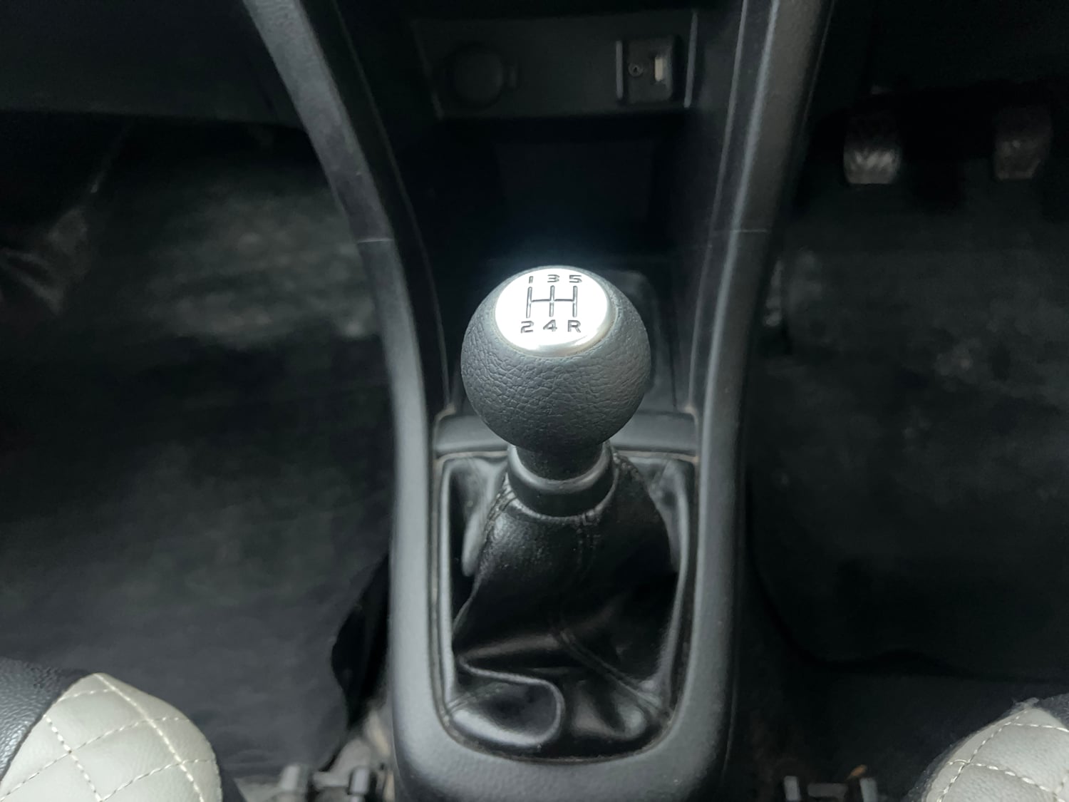 Used 2016 Maruti Suzuki Swift VXi Petrol Manual interior GEAR  KNOB VIEW