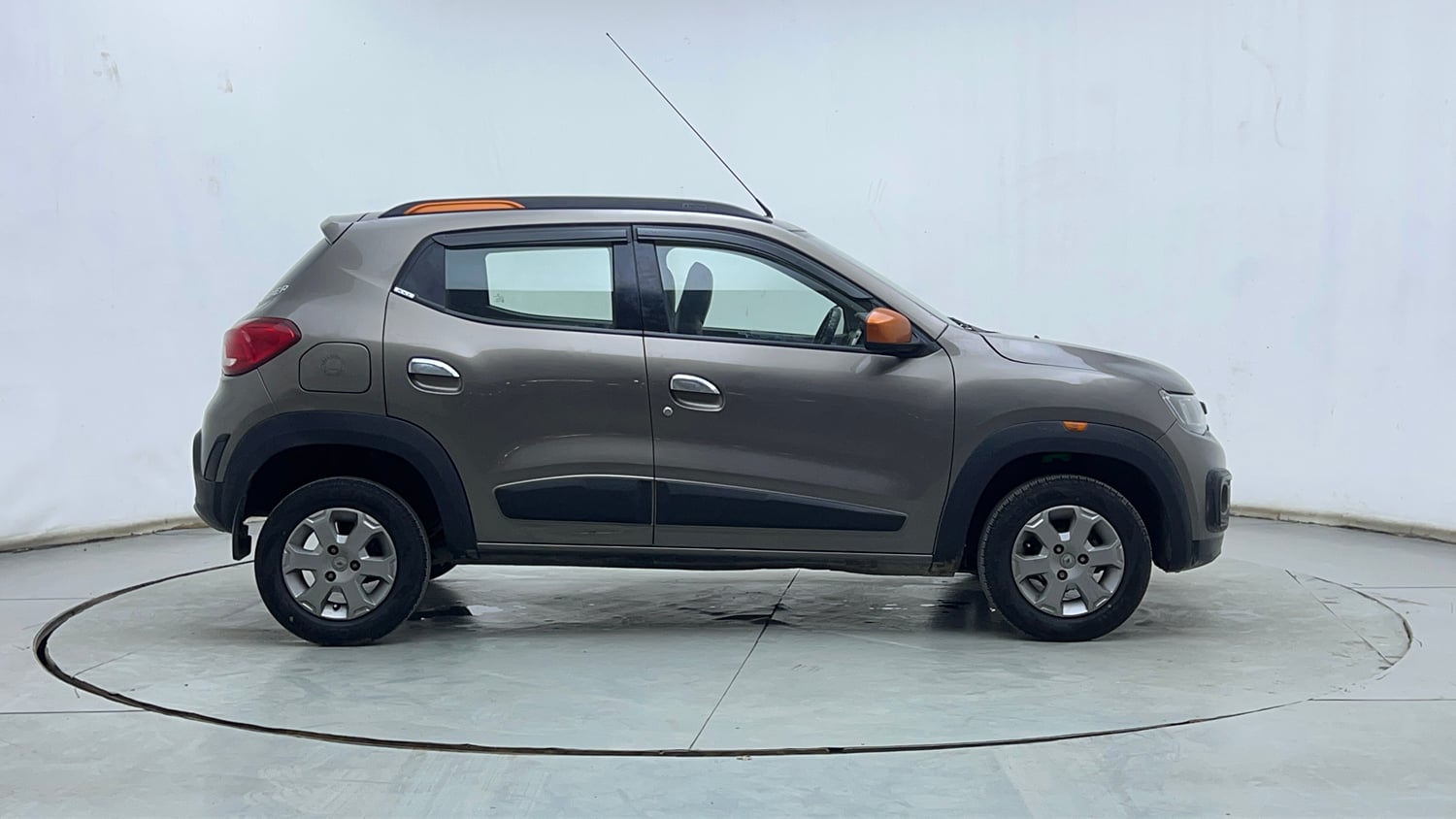 Used 2017 Renault Kwid 1.0 RXT AMT Petrol Automatic exterior RIGHT SIDE VIEW