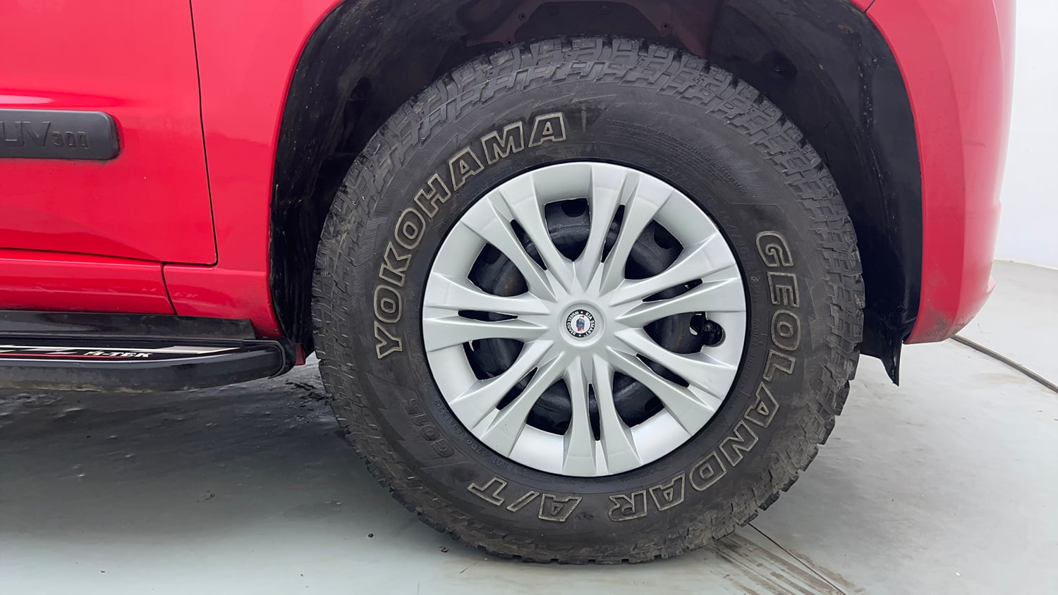 Used 2019 Mahindra TUV300 T6 Plus Diesel Manual tyres RIGHT FRONT TYRE RIM VIEW