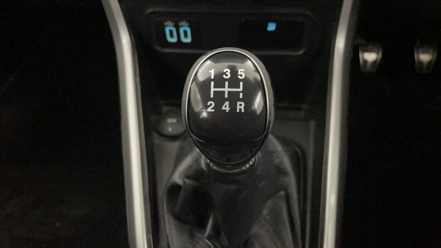 Used 2018 Ford EcoSport Titanium + 1.5L TDCi Diesel Manual interior GEAR  KNOB VIEW