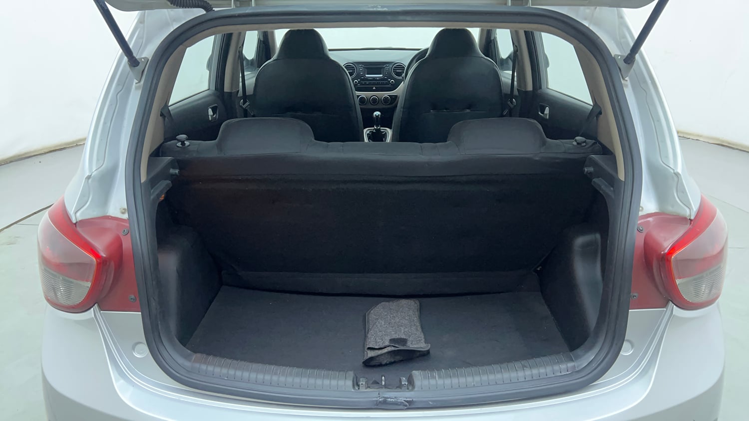 Used 2013 Hyundai Grand i10 Sportz 1.1 CRDi Diesel Manual interior DICKY INSIDE VIEW