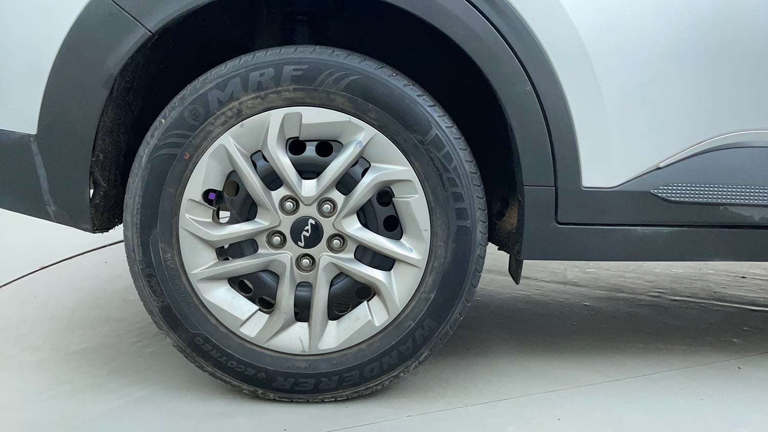 Used 2023 Kia Carens Premium 1.4 Petrol 7 STR Petrol Manual tyres RIGHT REAR TYRE RIM VIEW