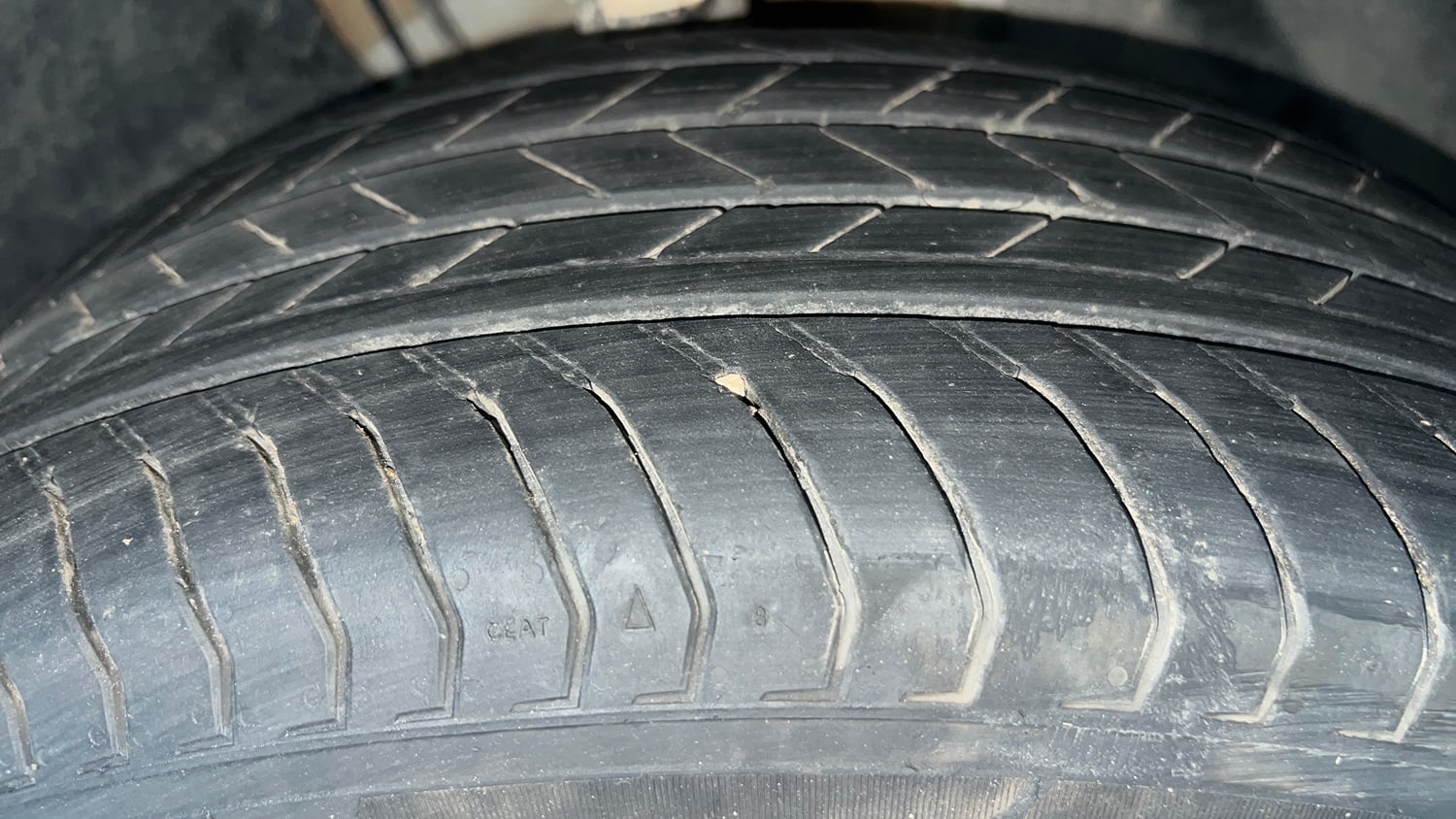 Used 2025 Skoda Kylaq Signature Plus AT Petrol Automatic tyres RIGHT FRONT TYRE TREAD VIEW