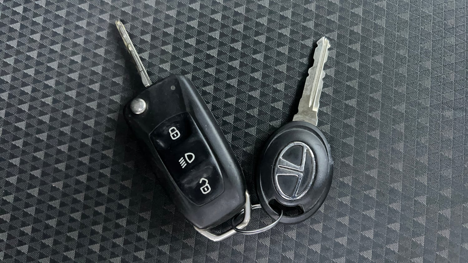 Used 2017 Tata Tiago Revotron XZ Petrol Manual extra CAR KEY VIEW