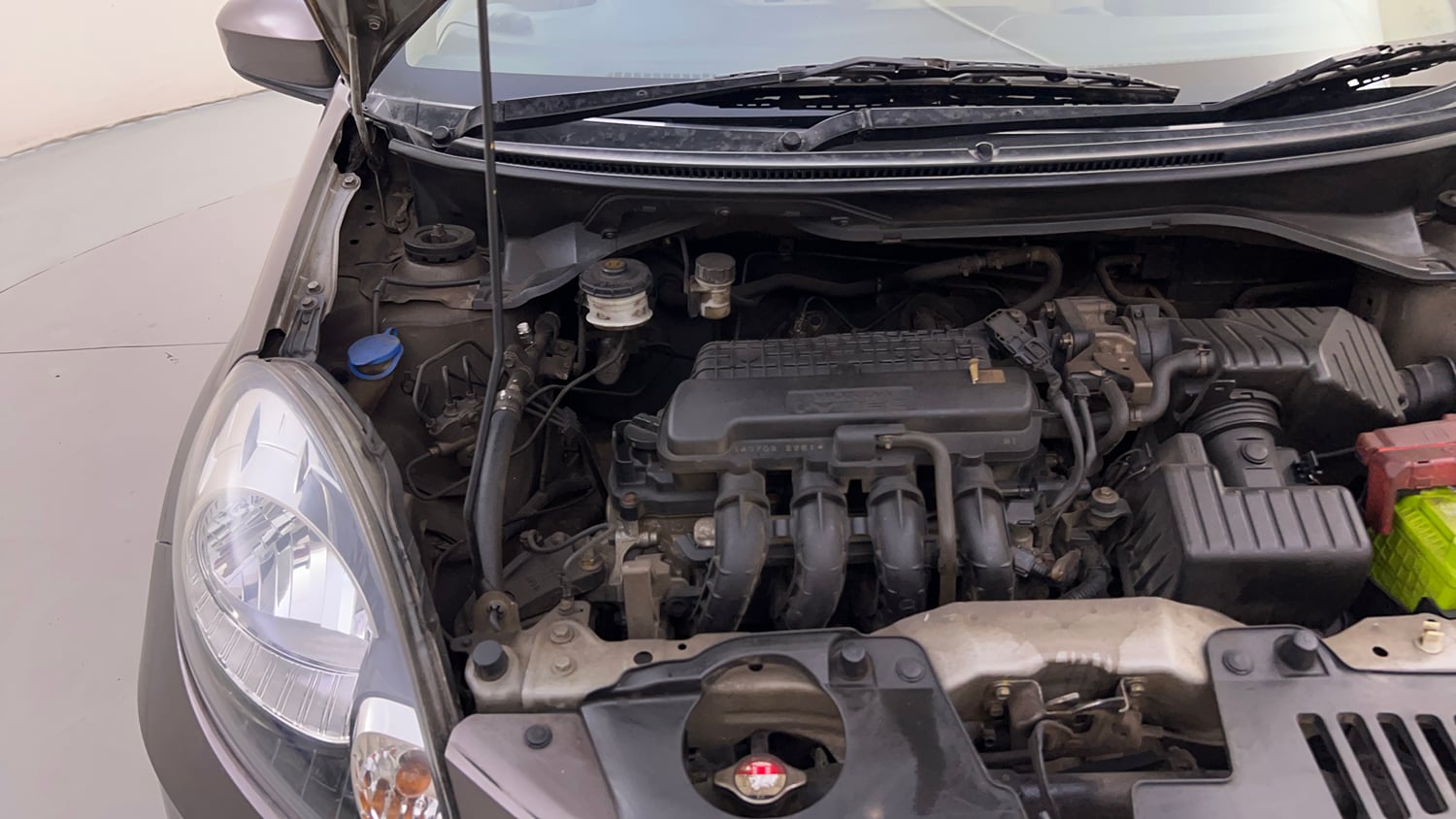 Used 2014 Honda Amaze 1.2 S i-VTEC Petrol Manual engine ENGINE RIGHT SIDE HINGE & APRON VIEW