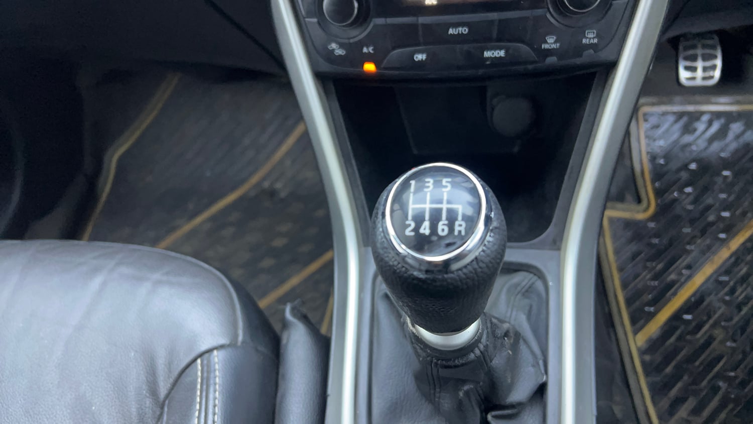 Used 2015 Maruti Suzuki S-Cross Alpha 1.6 Diesel Manual interior GEAR  KNOB VIEW