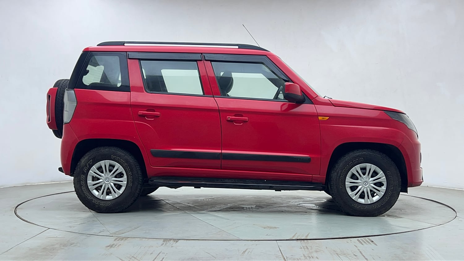 Used 2019 Mahindra TUV300 T6 Plus Diesel Manual exterior RIGHT SIDE VIEW