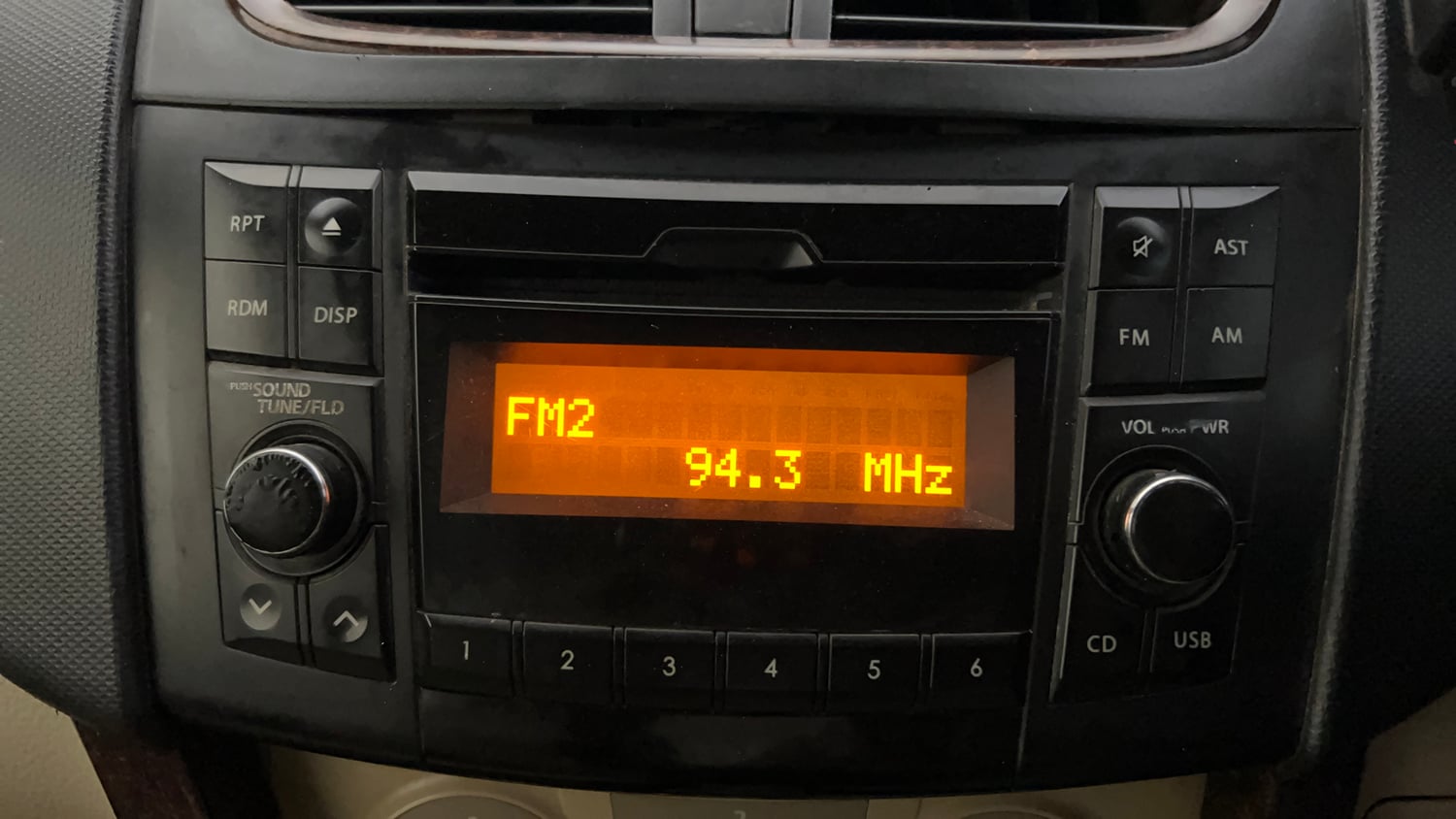 Used 2016 Maruti Suzuki Swift Dzire VXI Petrol Manual top_features Integrated (in-dash) music system