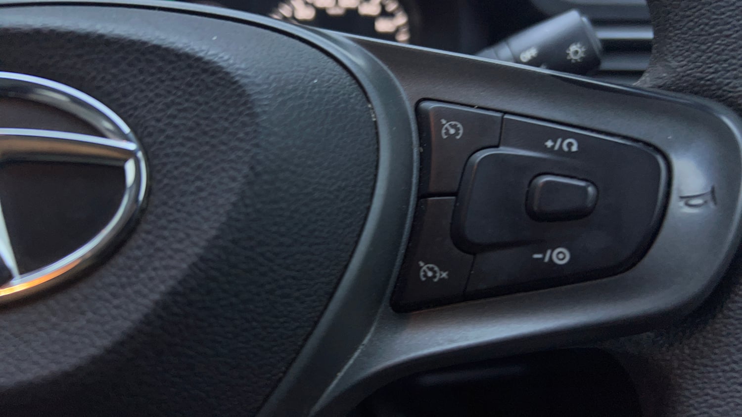 Used 2022 Tata Punch Camo Accomplished Dazzle AMT Petrol Automatic top_features Cruise control