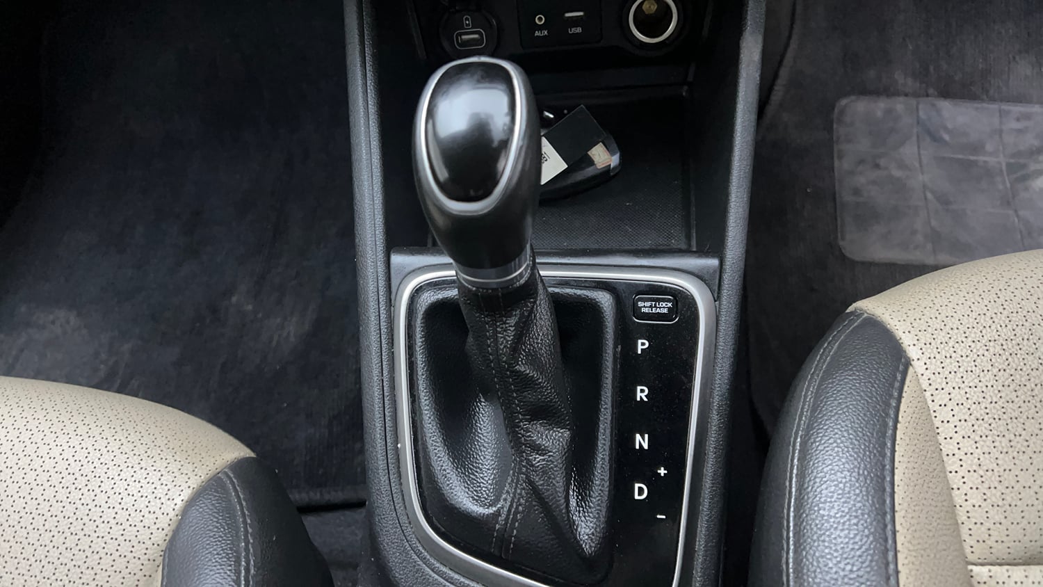 Used 2017 Hyundai Verna SX (O) 1.6 VTVT AT Petrol Automatic interior GEAR  KNOB VIEW