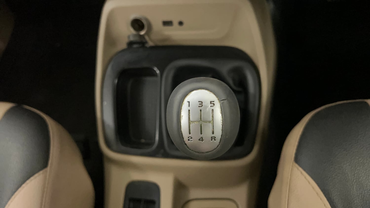 Used 2016 Mahindra TUV300 T8 Diesel Manual interior GEAR  KNOB VIEW