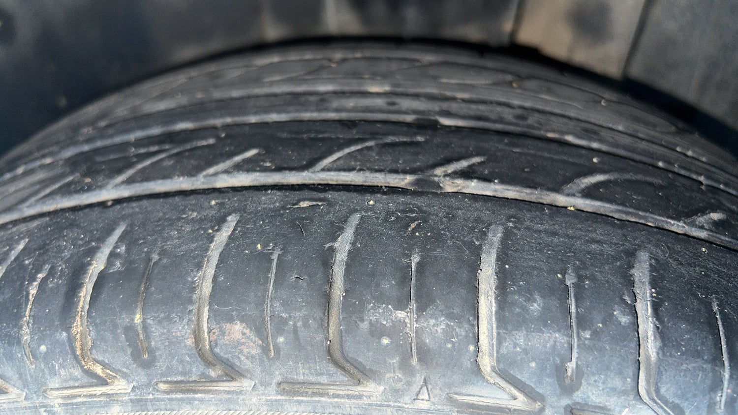 Used 2015 Maruti Suzuki S-Cross Alpha 1.6 Diesel Manual tyres LEFT REAR TYRE TREAD VIEW
