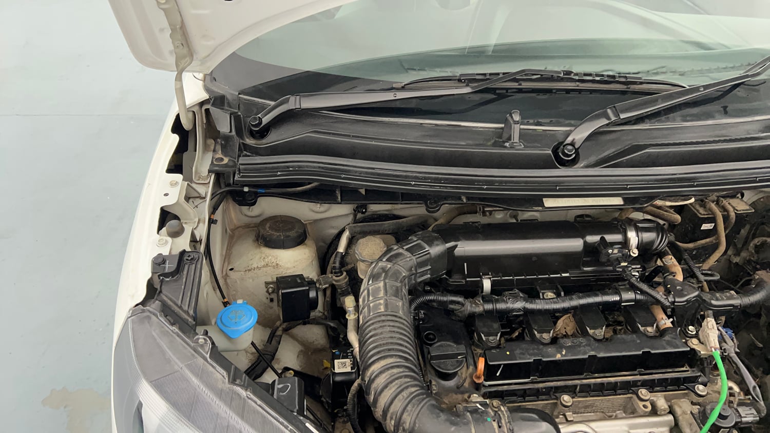 Used 2022 Maruti Suzuki Wagon R ZXI 1.2 Petrol Manual engine ENGINE RIGHT SIDE HINGE & APRON VIEW