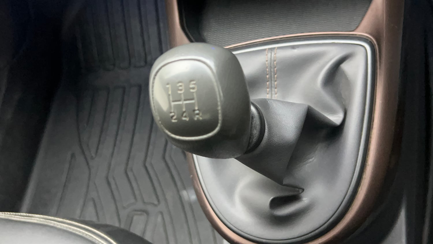 Used 2023 Hyundai Aura S 1.2 CNG Cng Manual interior GEAR  KNOB VIEW