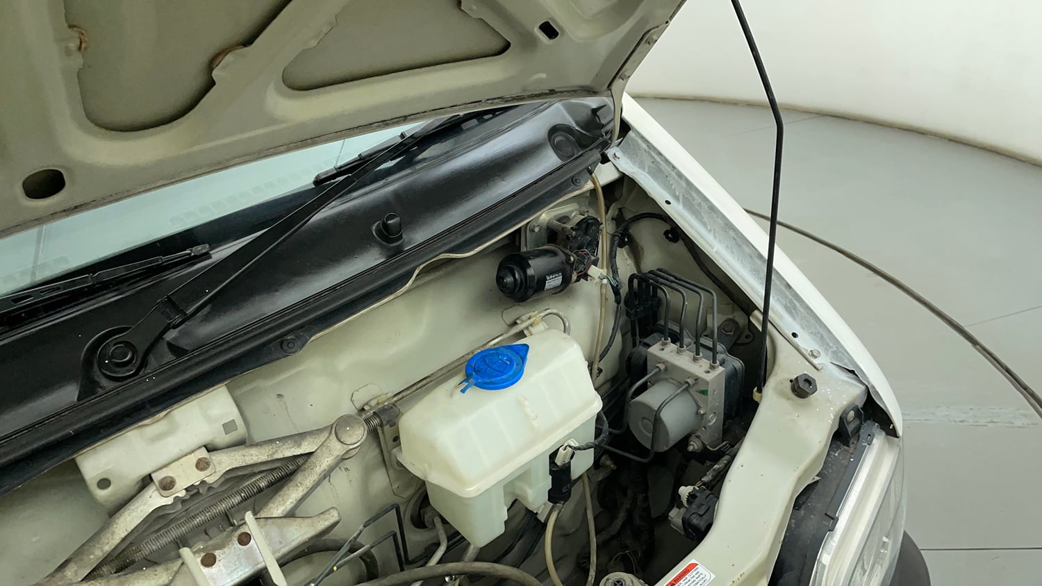 Used 2019 Maruti Suzuki Eeco 5 STR WITH A/C+HTR Petrol Manual engine ENGINE LEFT SIDE HINGE & APRON VIEW