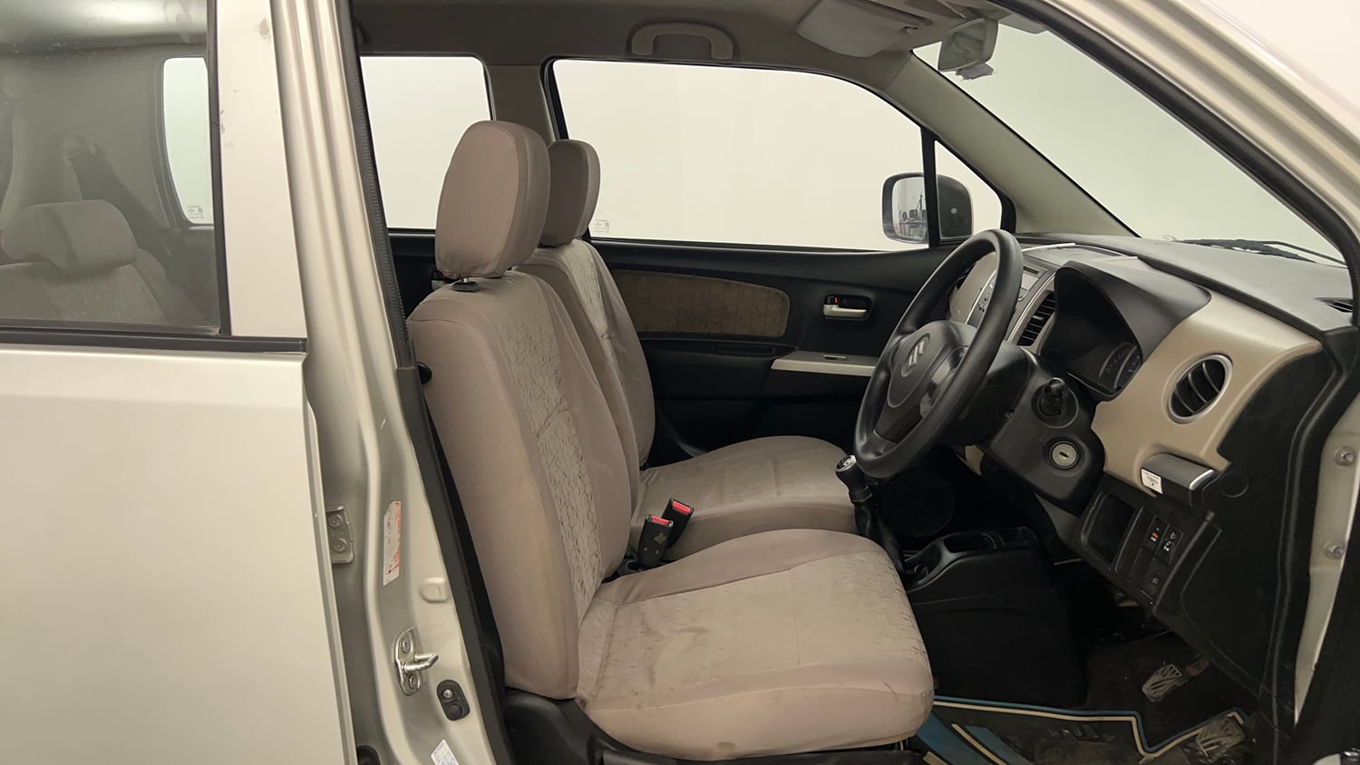 Used 2013 Maruti Suzuki Wagon R VXI Petrol Manual interior RIGHT SIDE FRONT DOOR CABIN VIEW