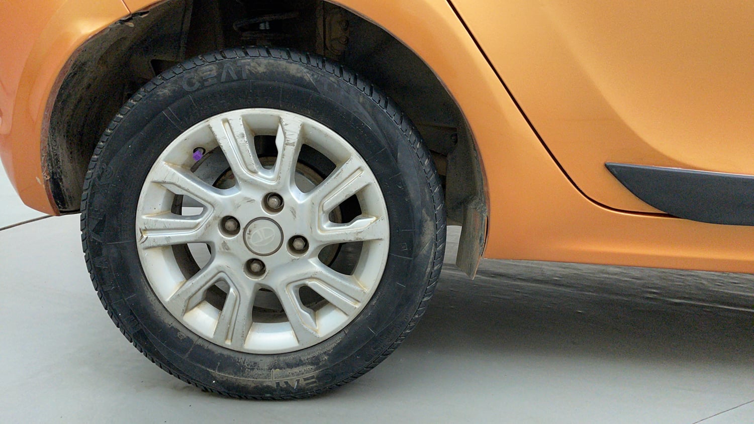 Used 2018 Tata Tiago Revotron XZ Petrol Manual tyres RIGHT REAR TYRE RIM VIEW
