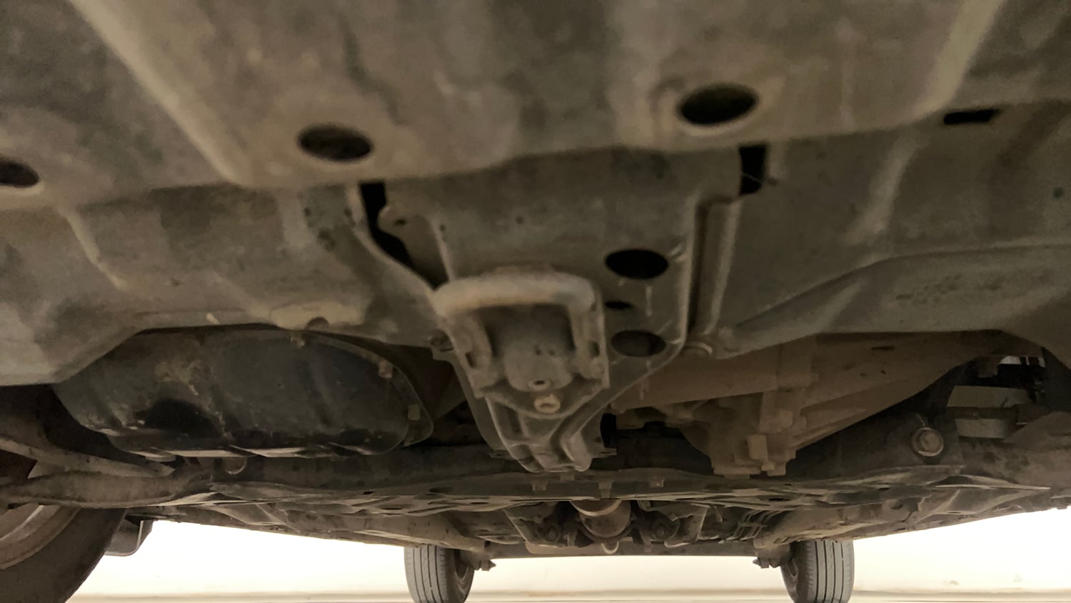Used 2013 Toyota Corolla Altis 1.8 G Petrol Manual extra FRONT LEFT UNDERBODY VIEW