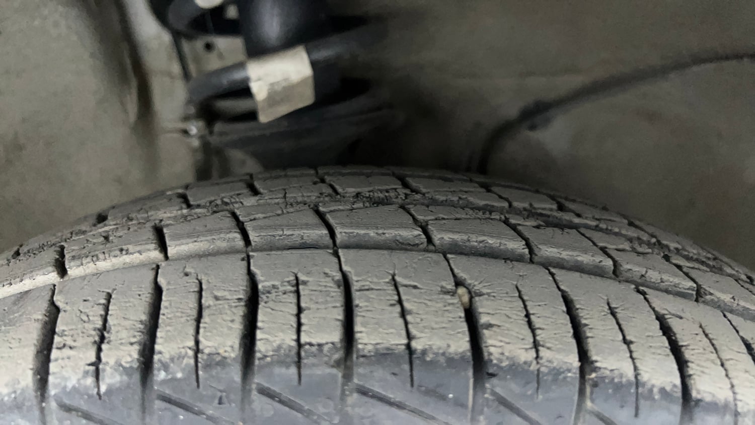 Used 2019 Maruti Suzuki Alto 800 LXi Petrol Manual tyres RIGHT FRONT TYRE TREAD VIEW