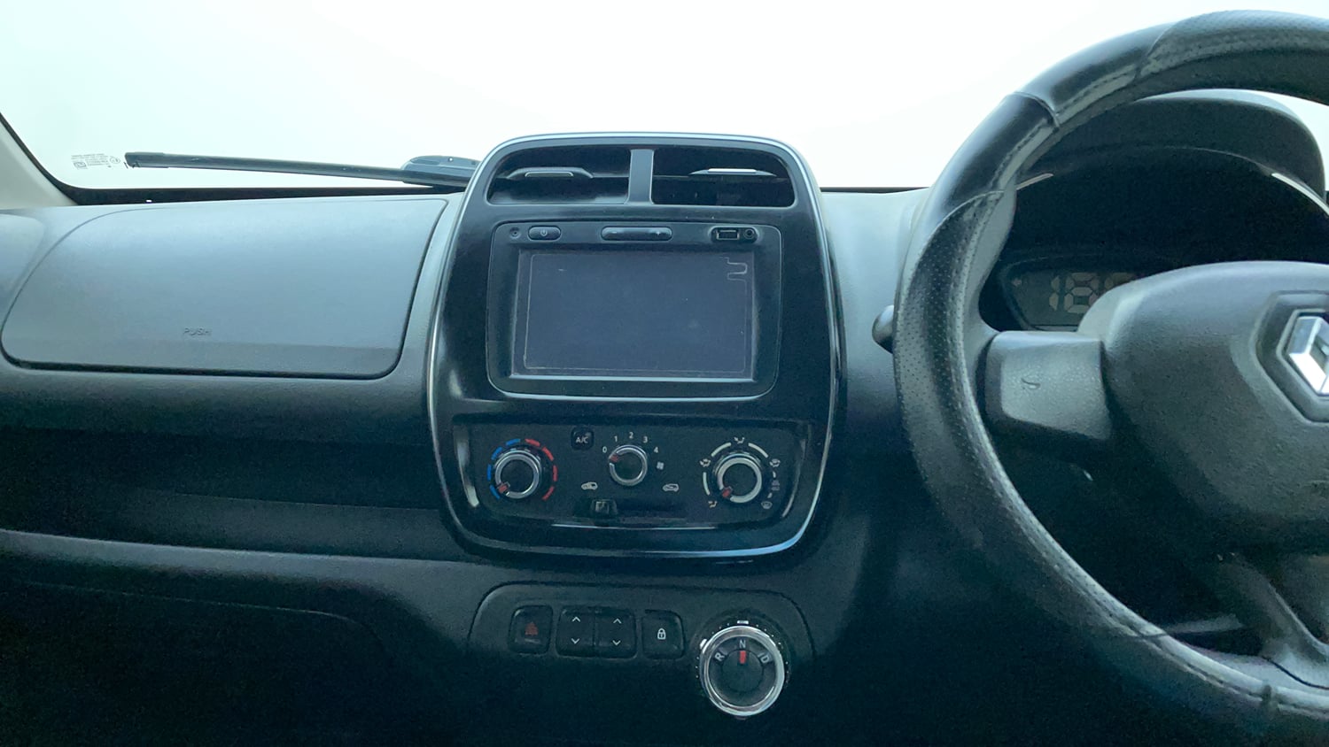 Used 2018 Renault Kwid 1.0 RXT AMT Opt Petrol Automatic interior MUSIC SYSTEM & AC CONTROL VIEW