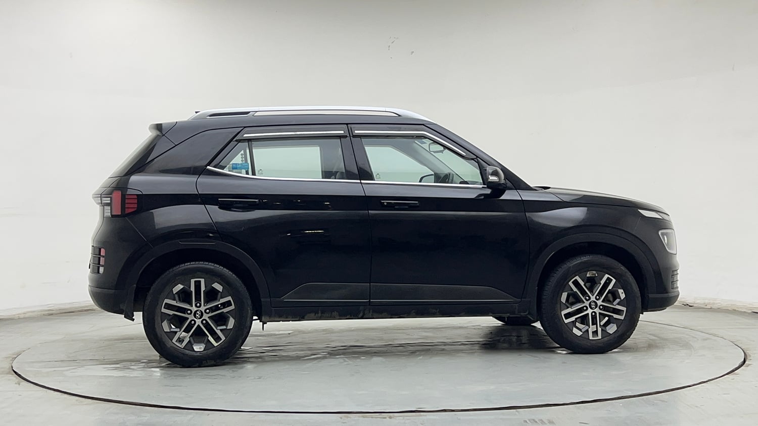 Used 2022 Hyundai Venue SX 1.2 Petrol Petrol Manual exterior RIGHT SIDE VIEW