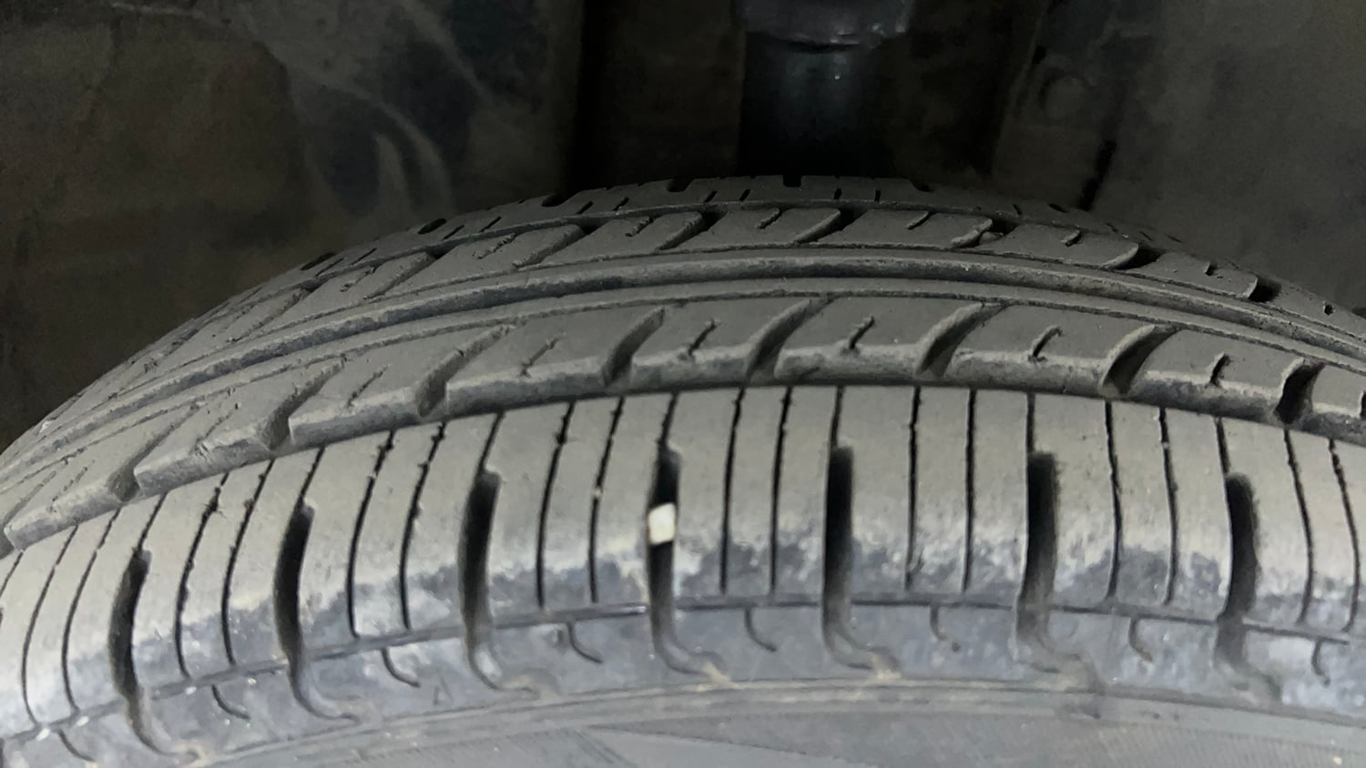 Used 2017 Renault Kwid 1.0 RXT AMT Petrol Automatic tyres RIGHT FRONT TYRE TREAD VIEW