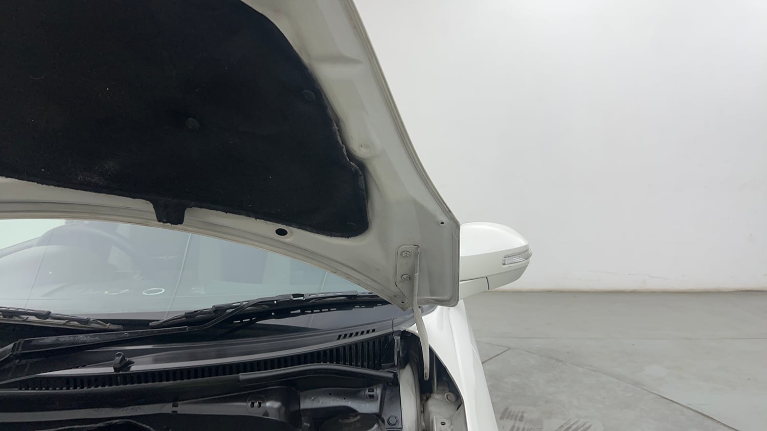 Used 2016 Maruti Suzuki Swift VXi Petrol Manual engine ENGINE LEFT SIDE HINGE & APRON VIEW