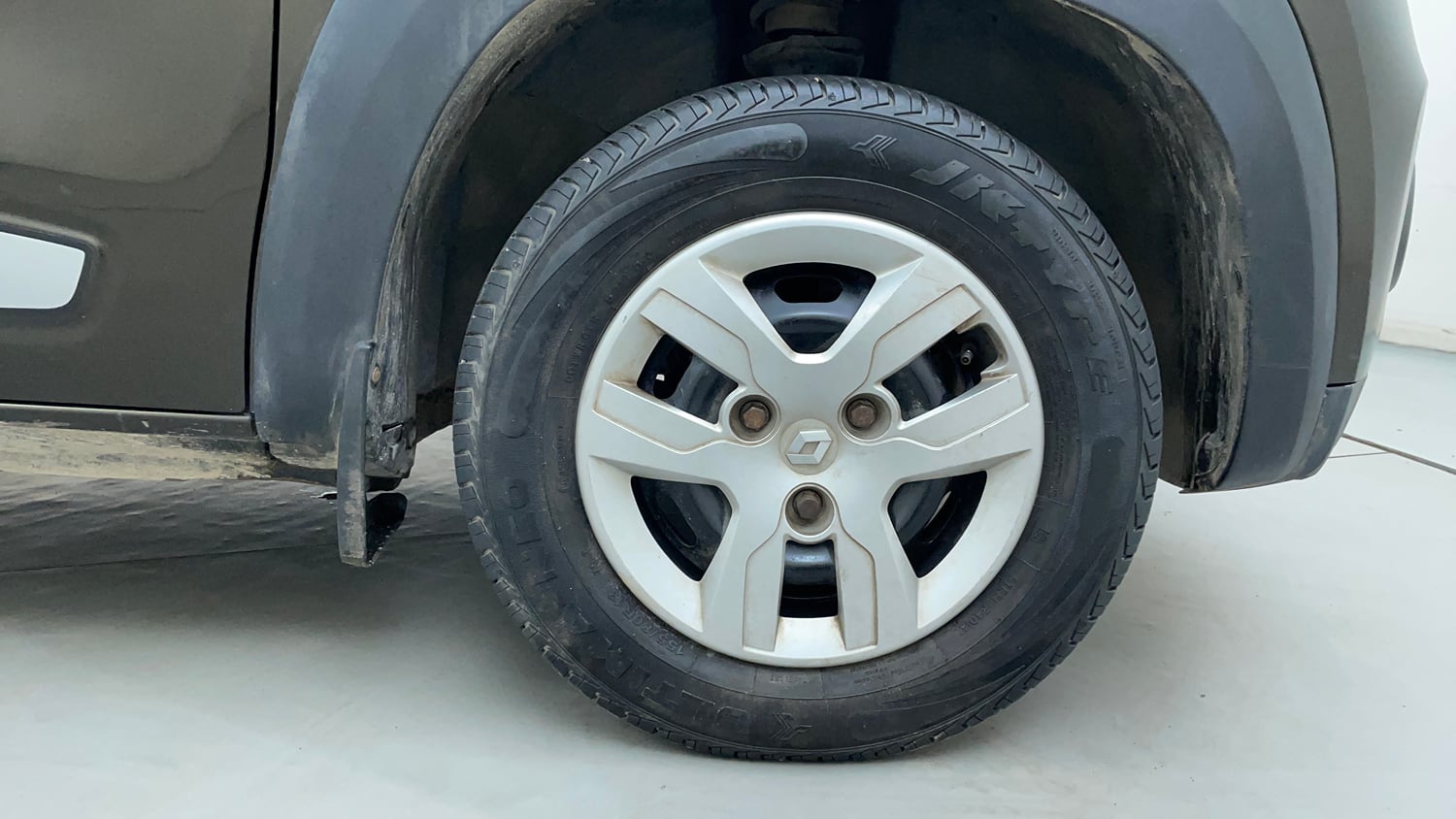 Used 2018 Renault Kwid 1.0 RXT AMT Opt Petrol Automatic tyres RIGHT FRONT TYRE RIM VIEW