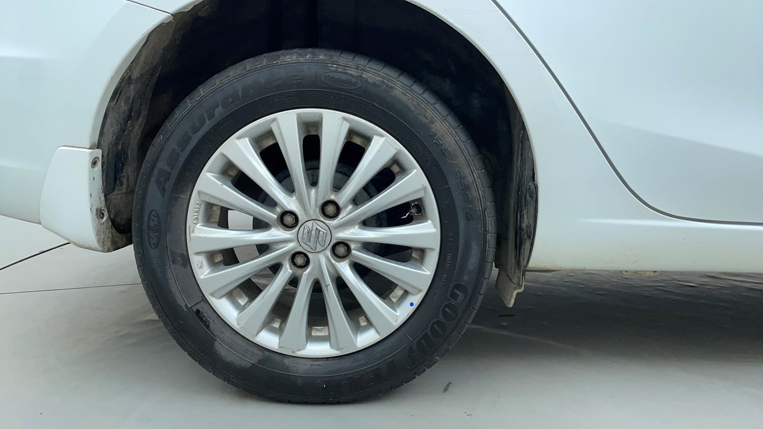 Used 2020 Maruti Suzuki Ciaz Delta Hybrid 1.5 AT Petrol Automatic tyres RIGHT REAR TYRE RIM VIEW