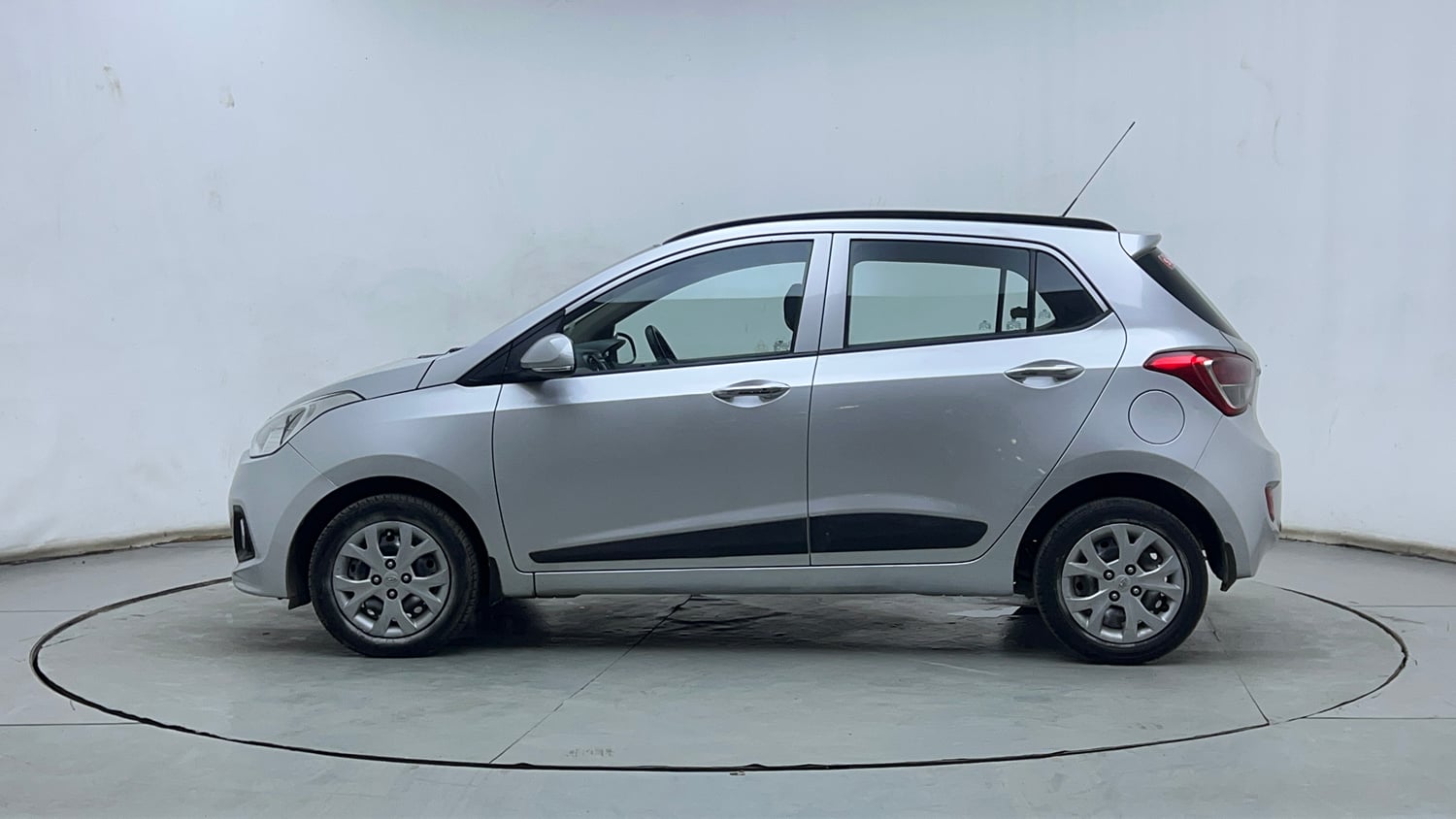 Used 2013 Hyundai Grand i10 Sportz 1.1 CRDi Diesel Manual exterior LEFT SIDE VIEW