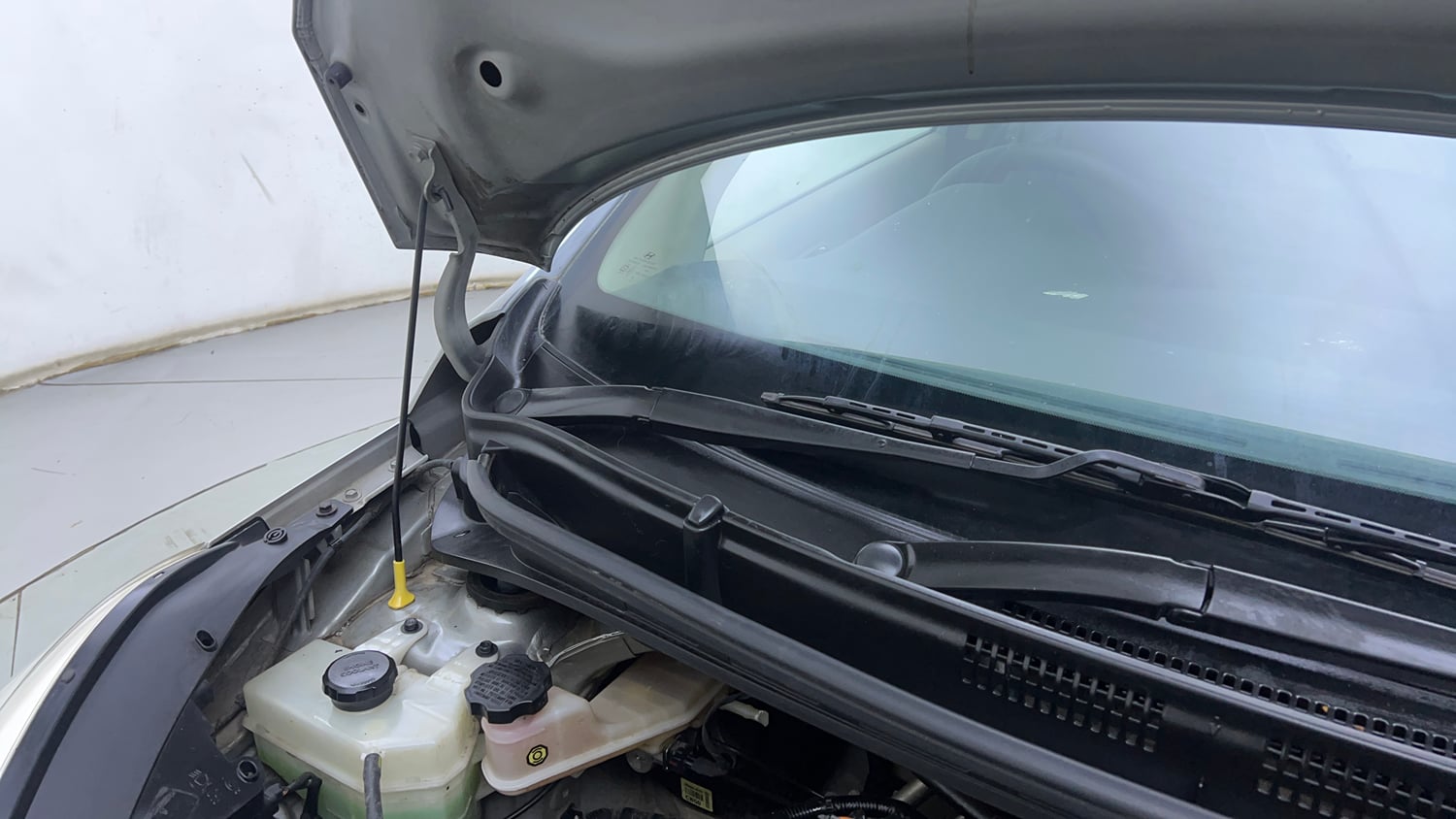 Used 2020 Hyundai Santro Sportz Petrol Manual engine ENGINE RIGHT SIDE HINGE & APRON VIEW