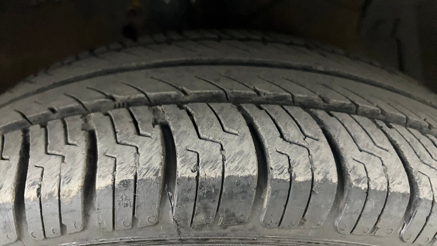 Used 2014 Maruti Suzuki Ertiga ZXi Petrol Manual tyres RIGHT FRONT TYRE TREAD VIEW