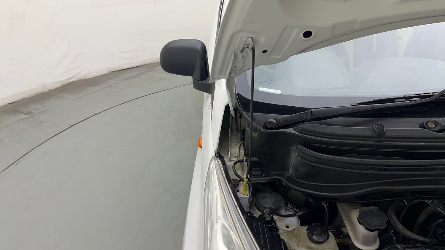 Used 2016 Hyundai Eon Era + Petrol Manual engine ENGINE RIGHT SIDE HINGE & APRON VIEW