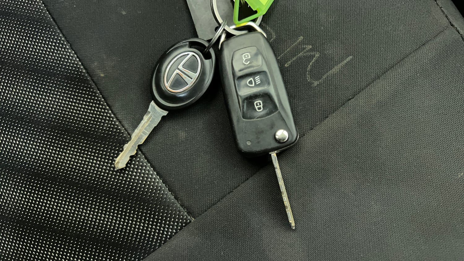 Used 2019 Tata Tiago Revotron XZ w/o Alloy Petrol Manual extra CAR KEY VIEW
