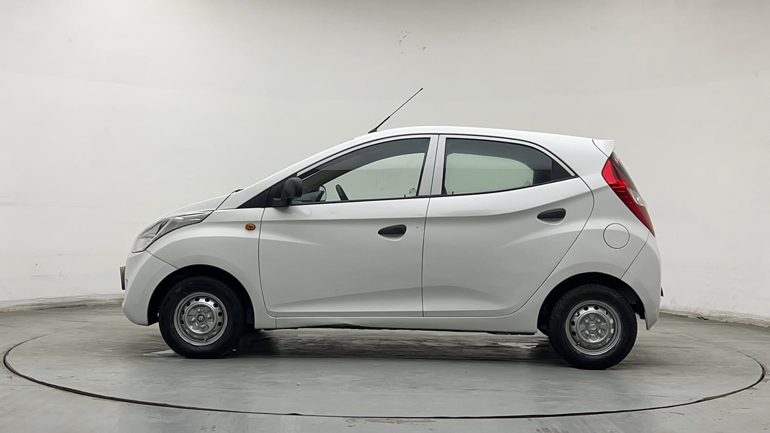 Used 2016 Hyundai Eon Era + Petrol Manual exterior LEFT SIDE VIEW