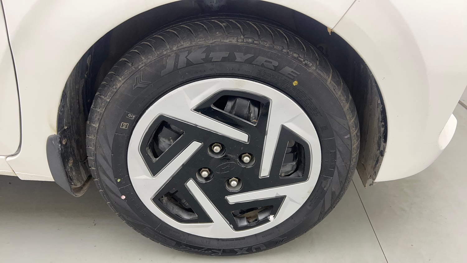 Used 2023 Hyundai Aura S 1.2 CNG Cng Manual tyres RIGHT FRONT TYRE RIM VIEW