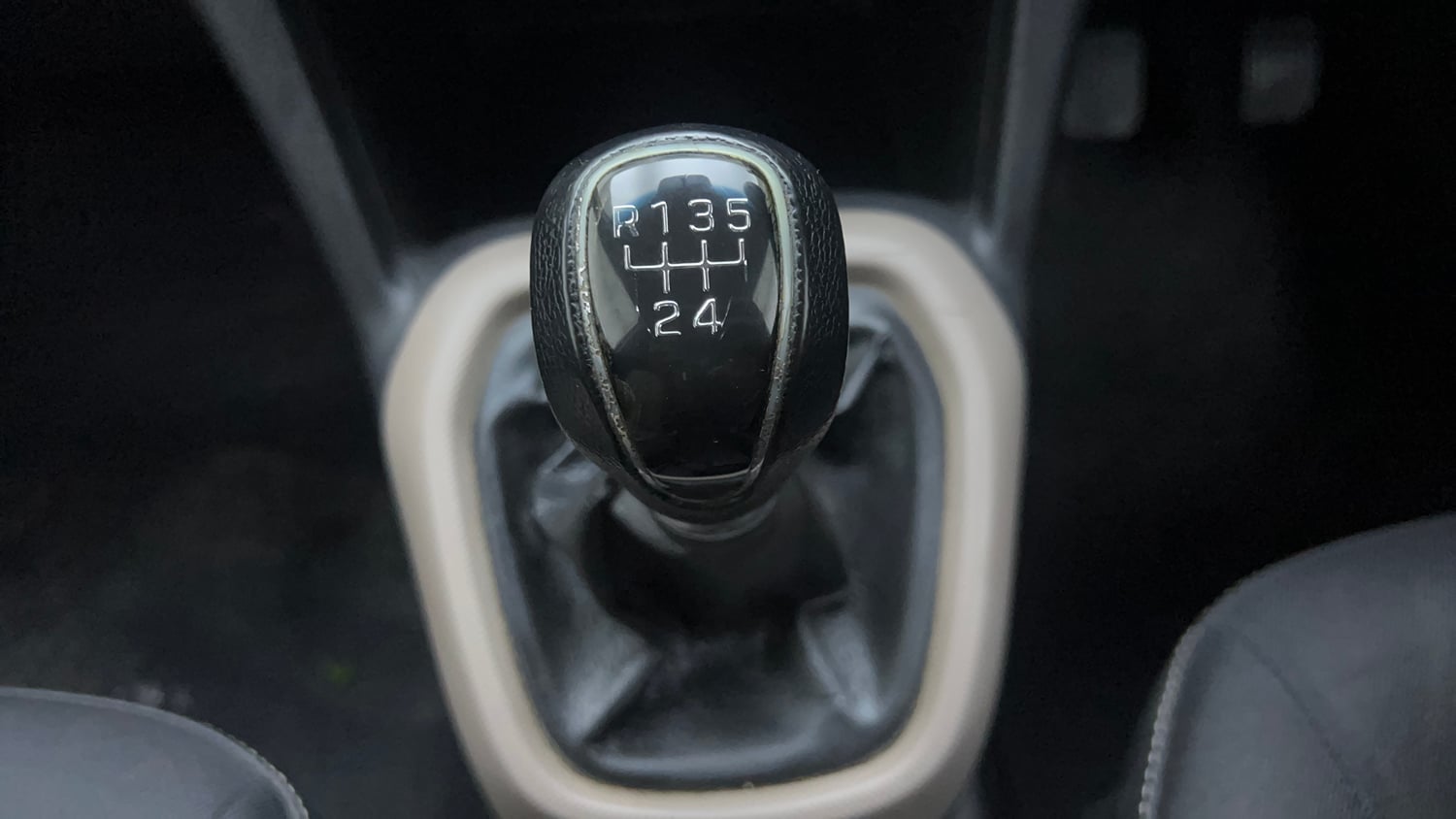 Used 2013 Hyundai Grand i10 Sportz 1.1 CRDi Diesel Manual interior GEAR  KNOB VIEW